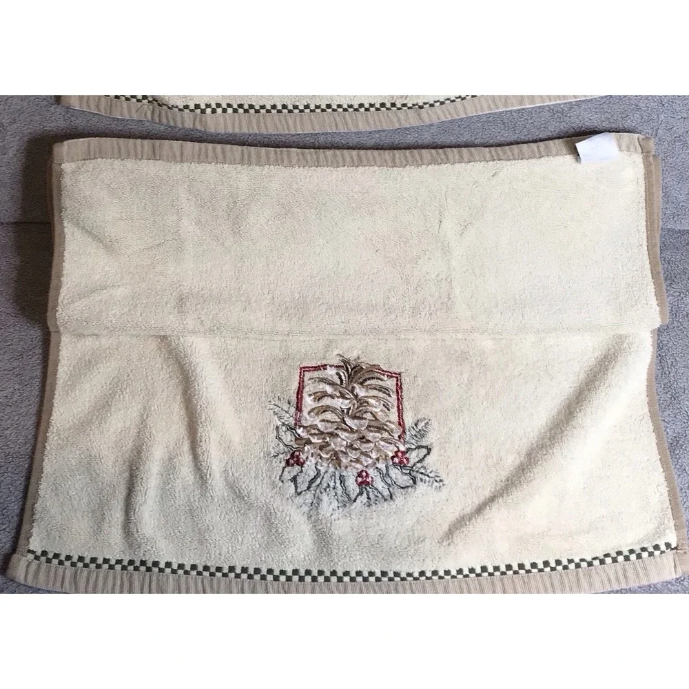 Holiday 2 pc Bath Towel Set‎ Embroidered Christmas Pinecone